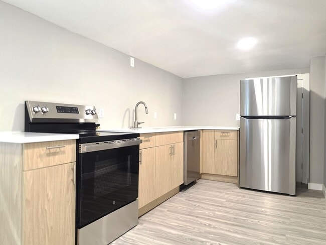 Building Photo - Walk to Williams College | Updated 4BR | Pet Friendly w/ Parking & Yard Unit Second Floor