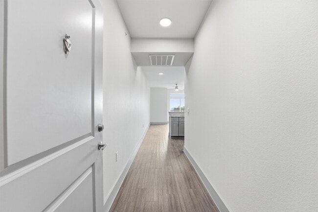 Building Photo - 6955 Turtlewood Dr Unit 602