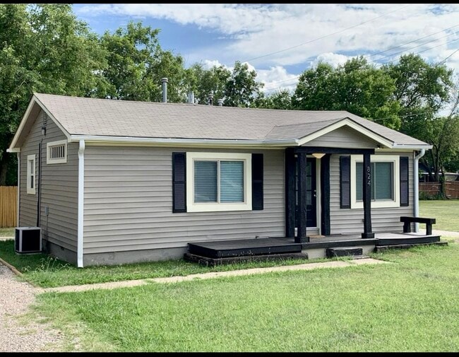 Building Photo - 824 E Symmes St Rental