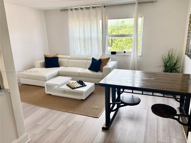 Building Photo - 1855 Plunkett St Unit 306