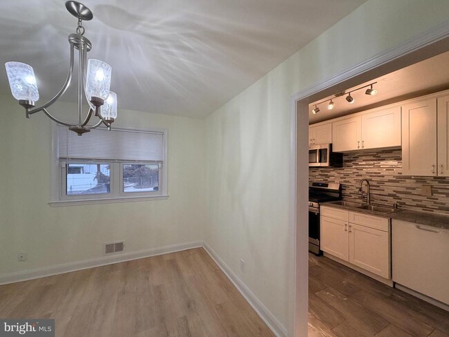 Photo - 1262 Halstead Rd