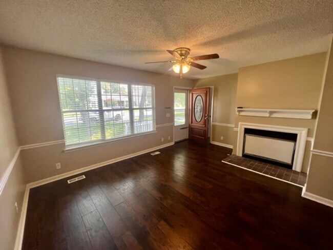 Photo - 3 Bed/2 Bath Townhouse *Huge Bonus Room*SO...