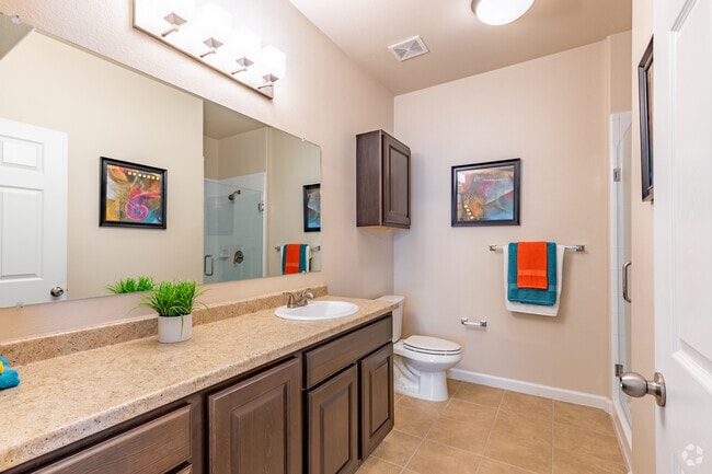 2BR, 2BA - 990 SF