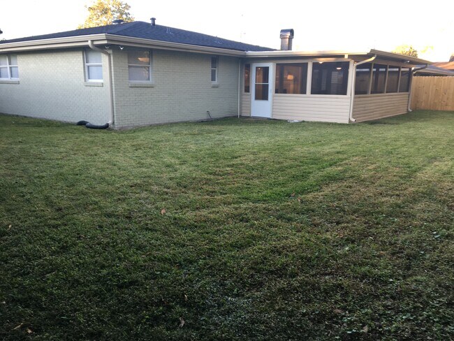 Vista de la casa desde el amplio patio trasero. - 101 Hibiscus Pl