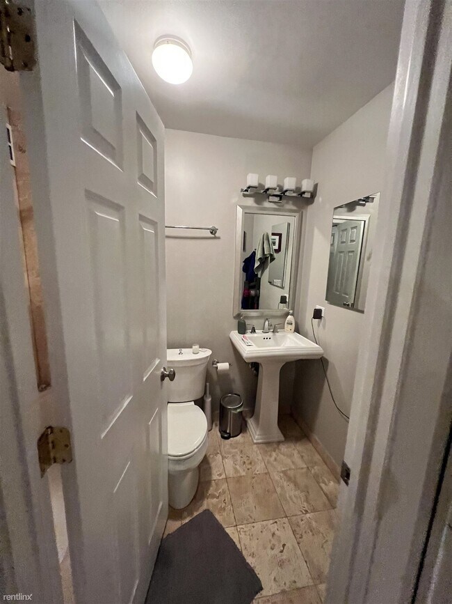 Photo - 2 br, 2 bath Condo - 2036 N Larrabee St