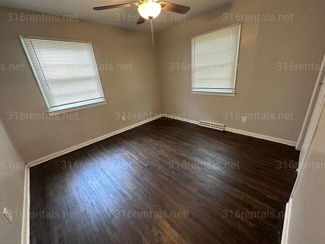 Building Photo - $1,195 - 3 bedroom / 1 bathroom - Single Family Home