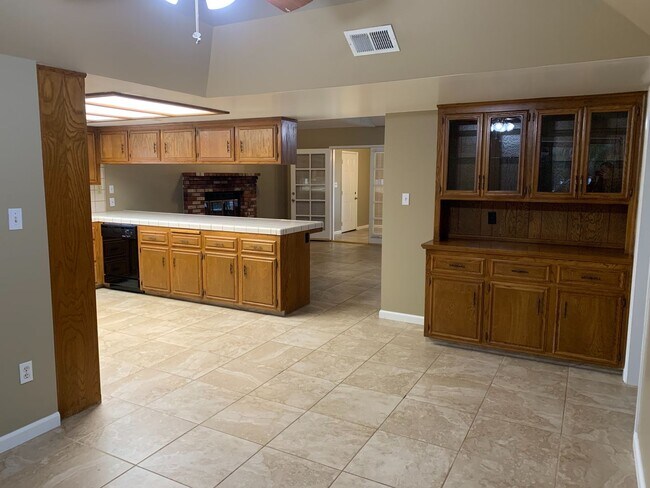 Photo - NW Bakersfield home with a pool!