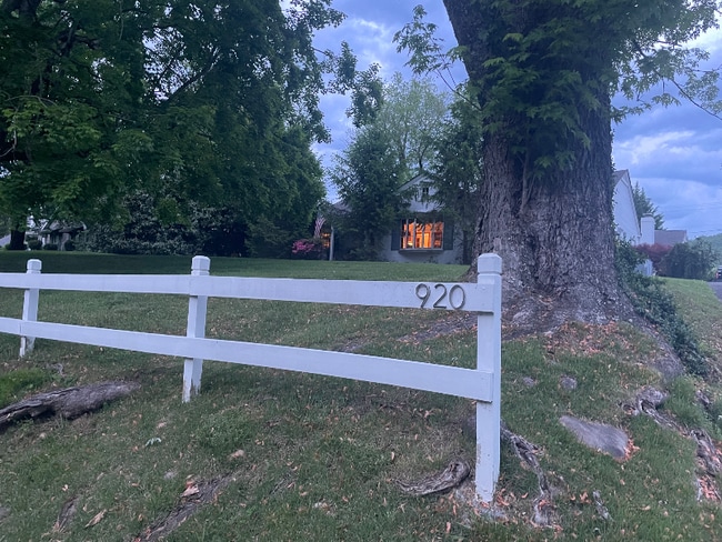 Building Photo - 920 Riverview Dr