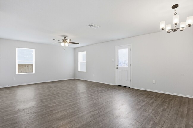Photo - Contemporary in Cleburne!