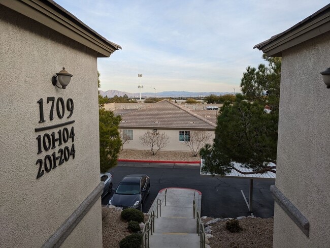 Photo - 1709 King James St