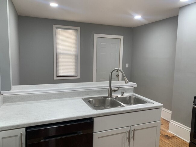 Photo - Amazing 4 Bedroom 2 Bathroom Home in Minneapolis!