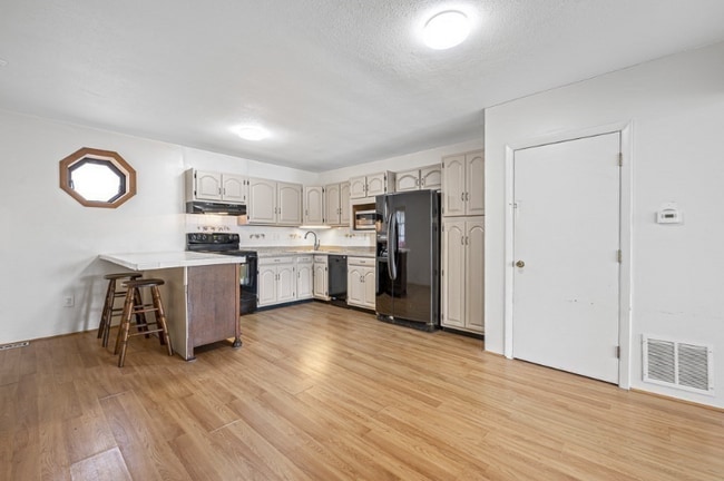 Photo - 98 Linwood St Unit 98B