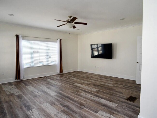 2008 Ocean Dr NW