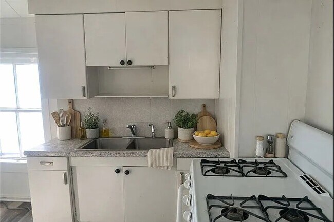 Kitchen - 169 N Union St Unit 3