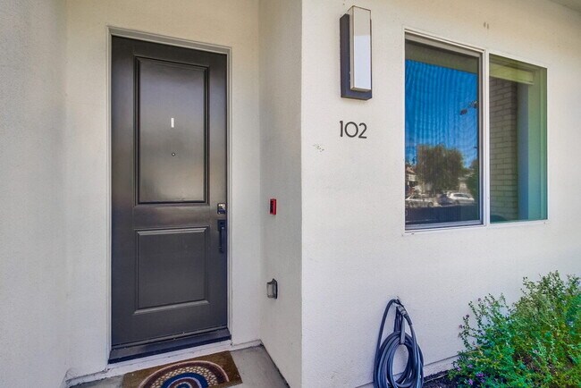 Photo - Welcome to your modern La Mesa townhome wi... Unidad #102