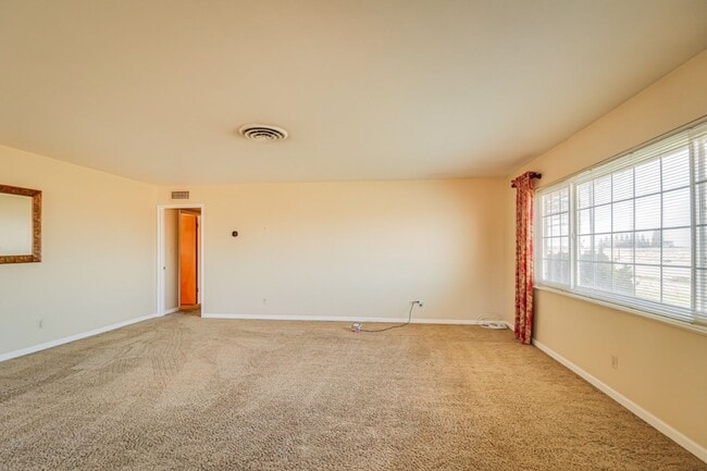 Photo - Charming Farmhouse Retreat in Northwest Bakersfield!