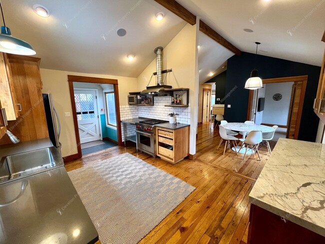 Building Photo - *Unfurnished* Charming, updated and walkable west side 3 BR + den/office