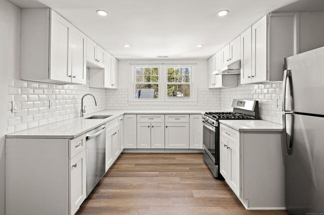 Building Photo - 649 Newfield Ave Unit A