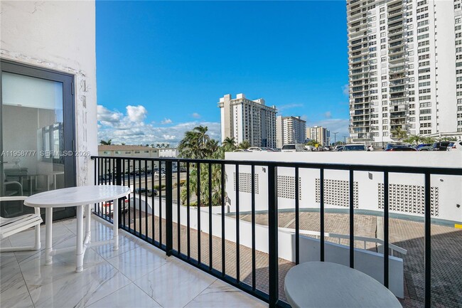 Building Photo - 2401 S Ocean Dr Unit 305