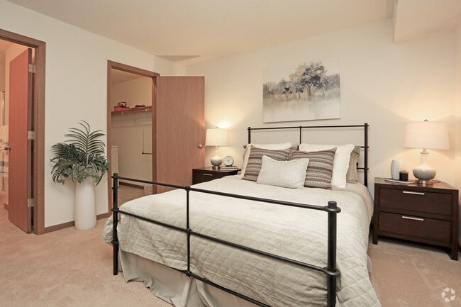 2BR, 2BA - 960 SF