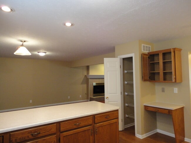 Photo - 912 N Garver Rd