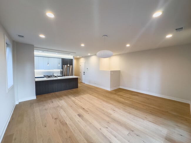 Photo - 4647 N Clark St