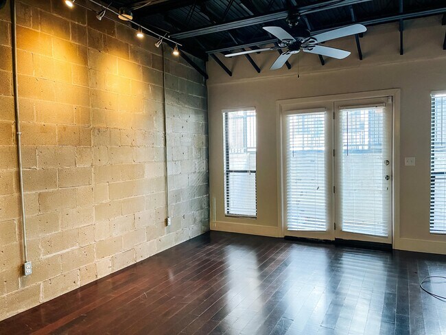 Photo - 915 NW 7th St
