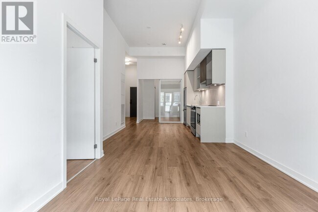 Photo - 405 Dundas St W Unit 114