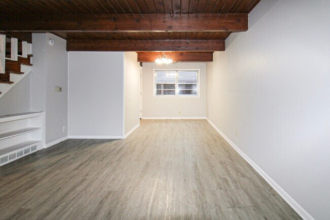Photo - 914 Maybelle St NE