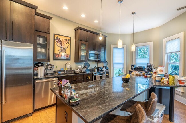 Photo - 1371 N High St Unidad C