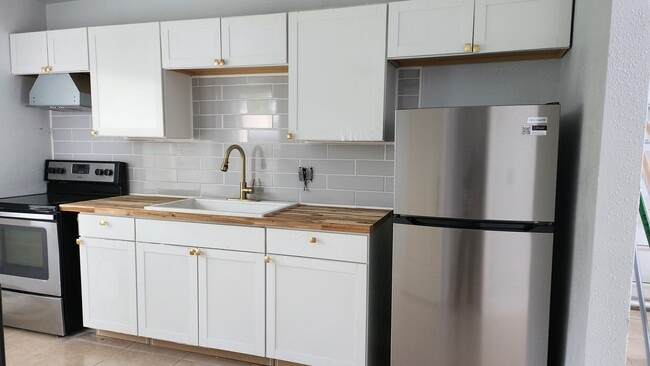 Armario nuevo y refrigerador nuevo - 1015 Woodland Ave