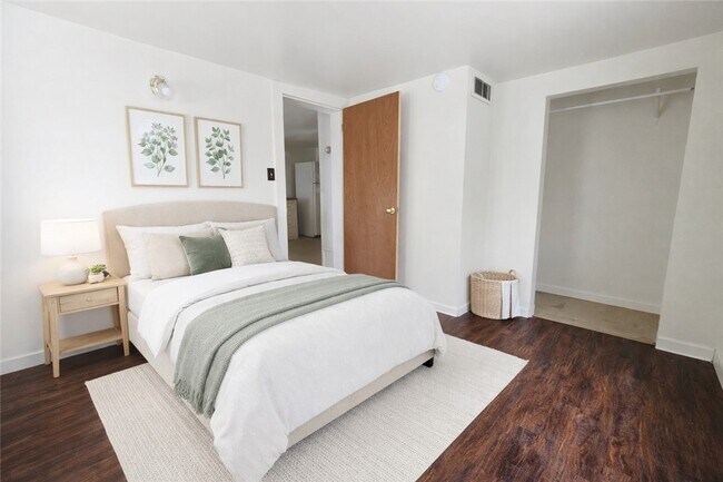 Photo - 130 E Elisha St