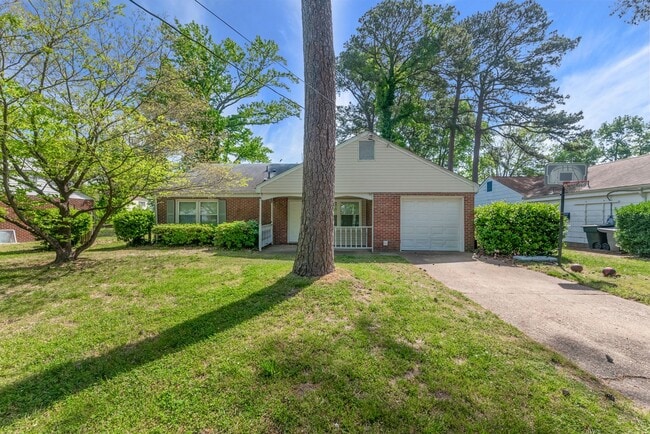 Building Photo - Move in Ready! Brick ranch home has 3 bedr...