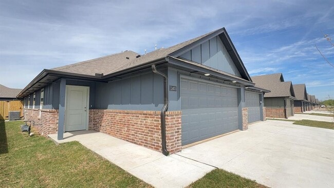 Building Photo - 11405 University