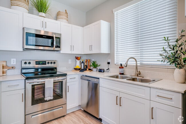 2BR, 2BA - 995SF