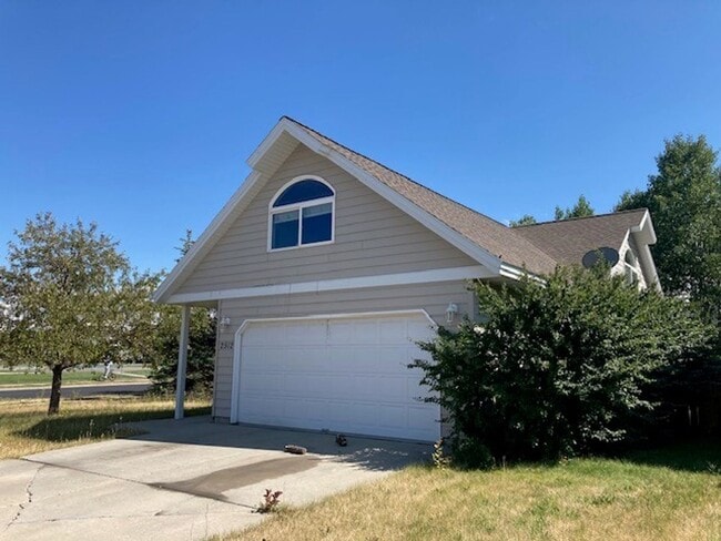 Building Photo - Spacious 5 Bedroom Home