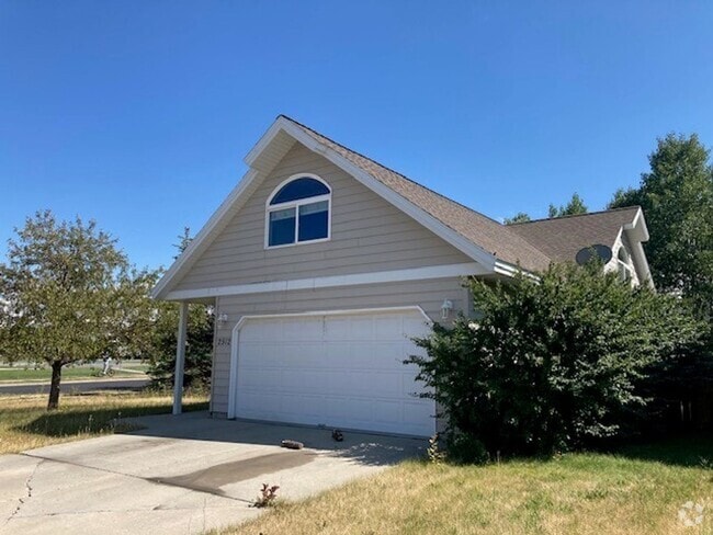 Building Photo - Spacious 5 Bedroom Home