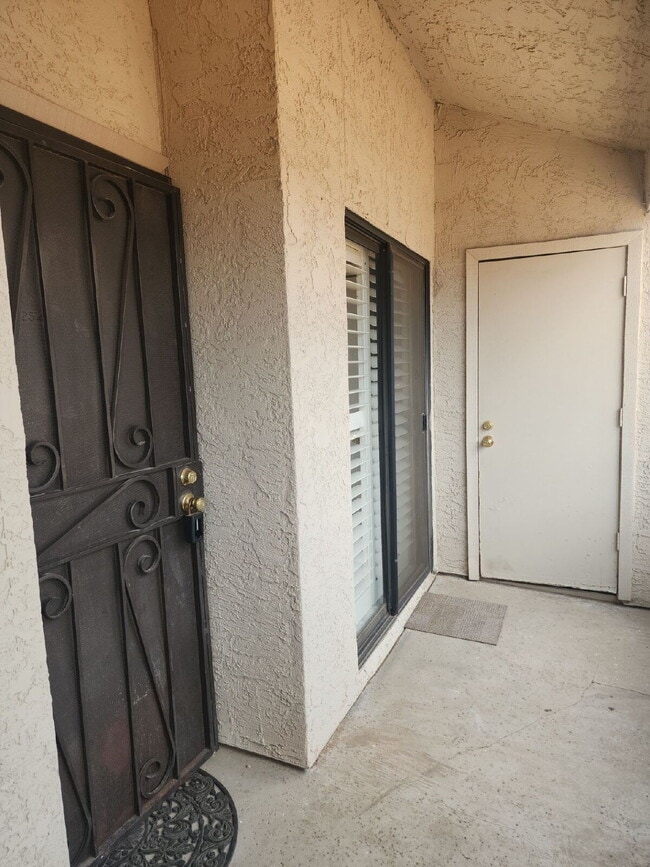 "Charming 2-Bed/1-bath in Phoenix with Cozy 704 Sq Ft Layout – Your Perfect Retreat in Phoenix!" ...
