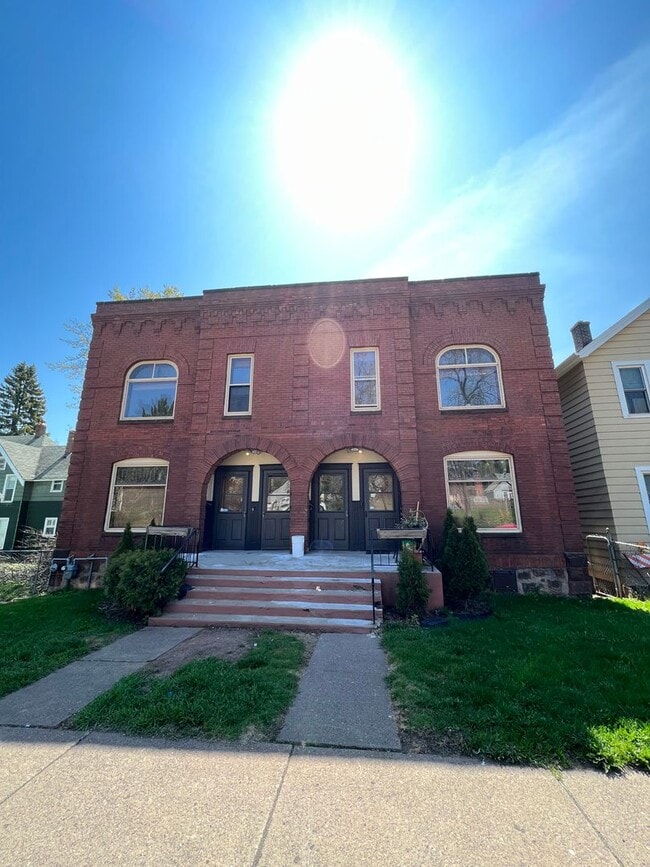 Building Photo - 322-324 E 5th St Unit 322 B
