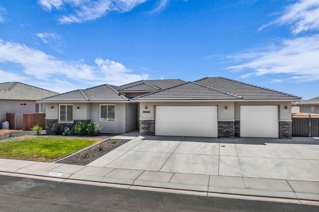 Building Photo - 6 Bedroom Home by Sand Hallow State Park!! Price Reduced!!