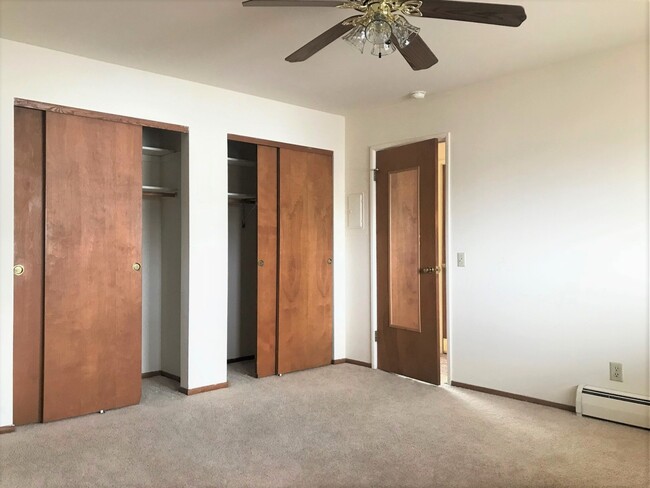 Two Closets - 2606-2608 Ardsley Cir Apartments