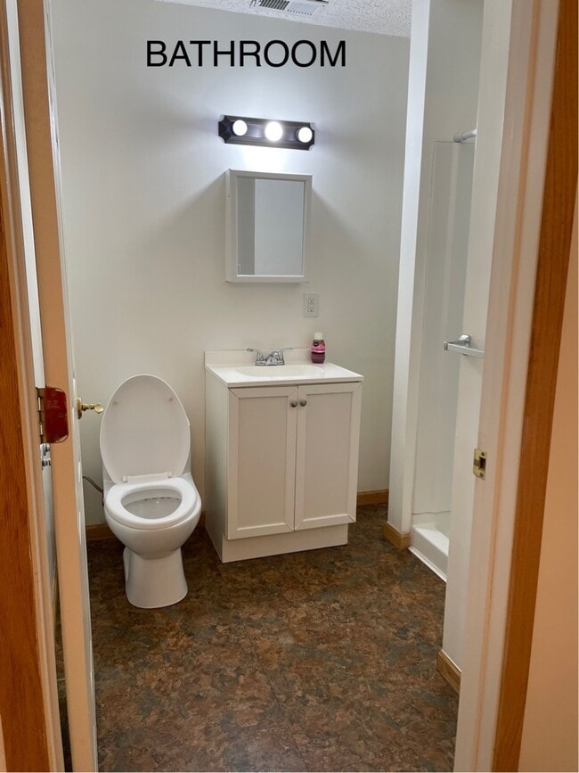 Building Photo - 21 W 8th St Unit 3 Rental