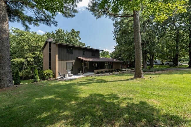 Photo - 884 Shrewsbury Ln