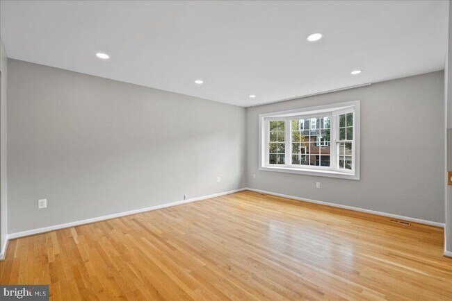 Photo - 17 W Chapman St