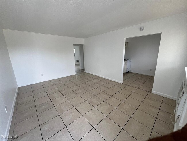 Building Photo - 2452 Stella St Unit 201