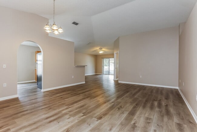 Photo - 98 Reeding Ridge Dr E