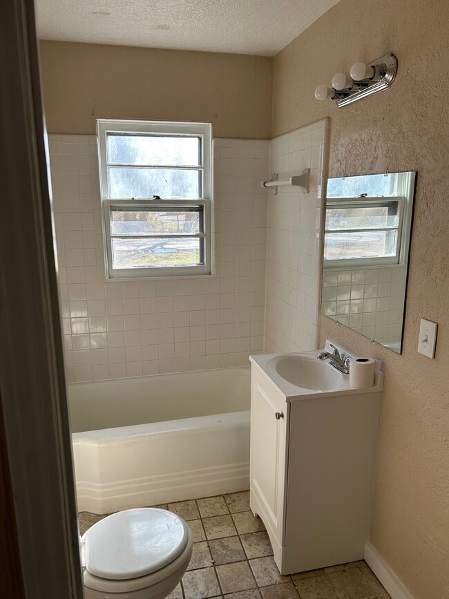 Baño - 2207 Briggs St