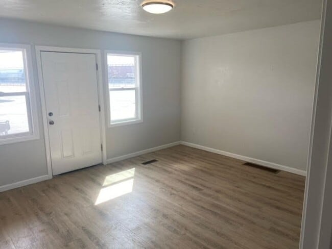 Building Photo - 801 E Main St Unit B