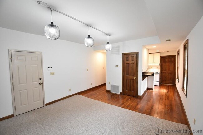 Living room - 37 E Russell St Unit A