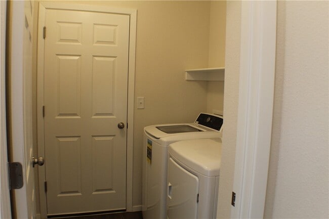 Building Photo - 1078 E Sparrow Cir